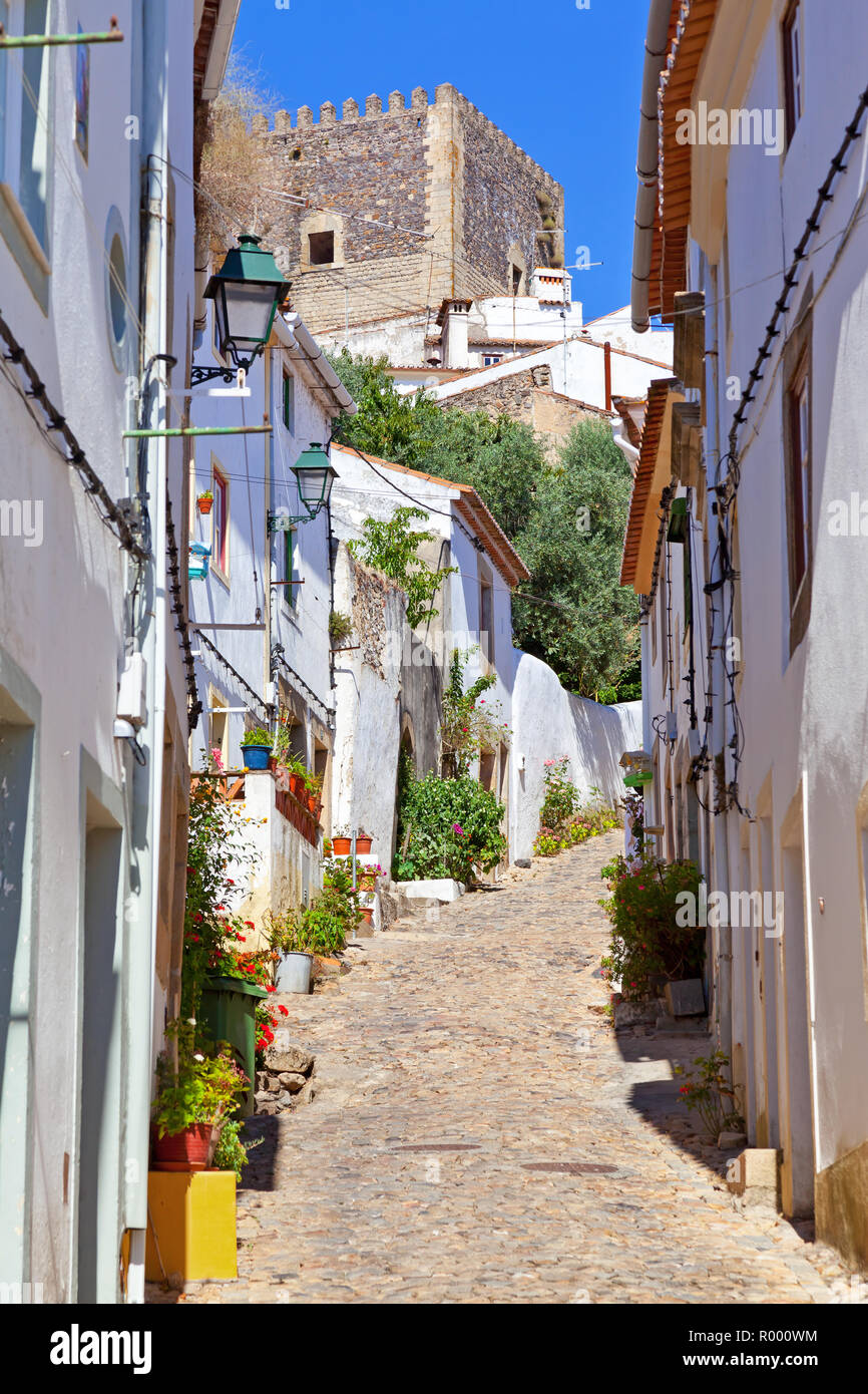 Halten Turm der mittelalterlichen Burg Castelo de Vide aus der Judiaria aka mittelalterliche jüdische Viertel oder Ghetto gesehen. Castelo de Vide, Alentejo, Portugal Stockfoto