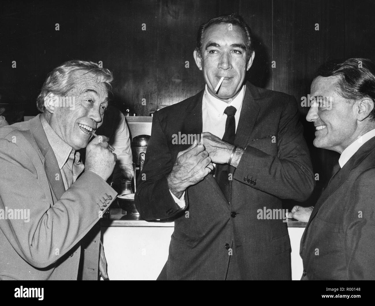 John Huston, Anthony Quinn, Jack Valenti, 1966 Stockfoto