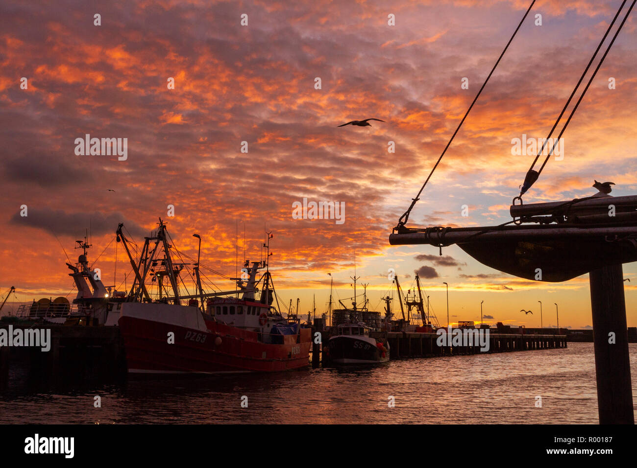 Newlyn, Cornwall, UK, 31. Oktober 2018. Atemberaubenden roten Himmel über dem Hafen von Newlyn heute Morgen. Credit: Mike Newman/Alamy Leben Nachrichten. Stockfoto