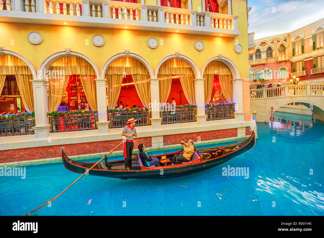 Macau, China - Dezember 9, 2016: gondoliere für eine romantische Fahrt in einer authentischen Gondel nach unten Grand Kanäle von Shoppes Venetian Hotel Casino. Stockfoto