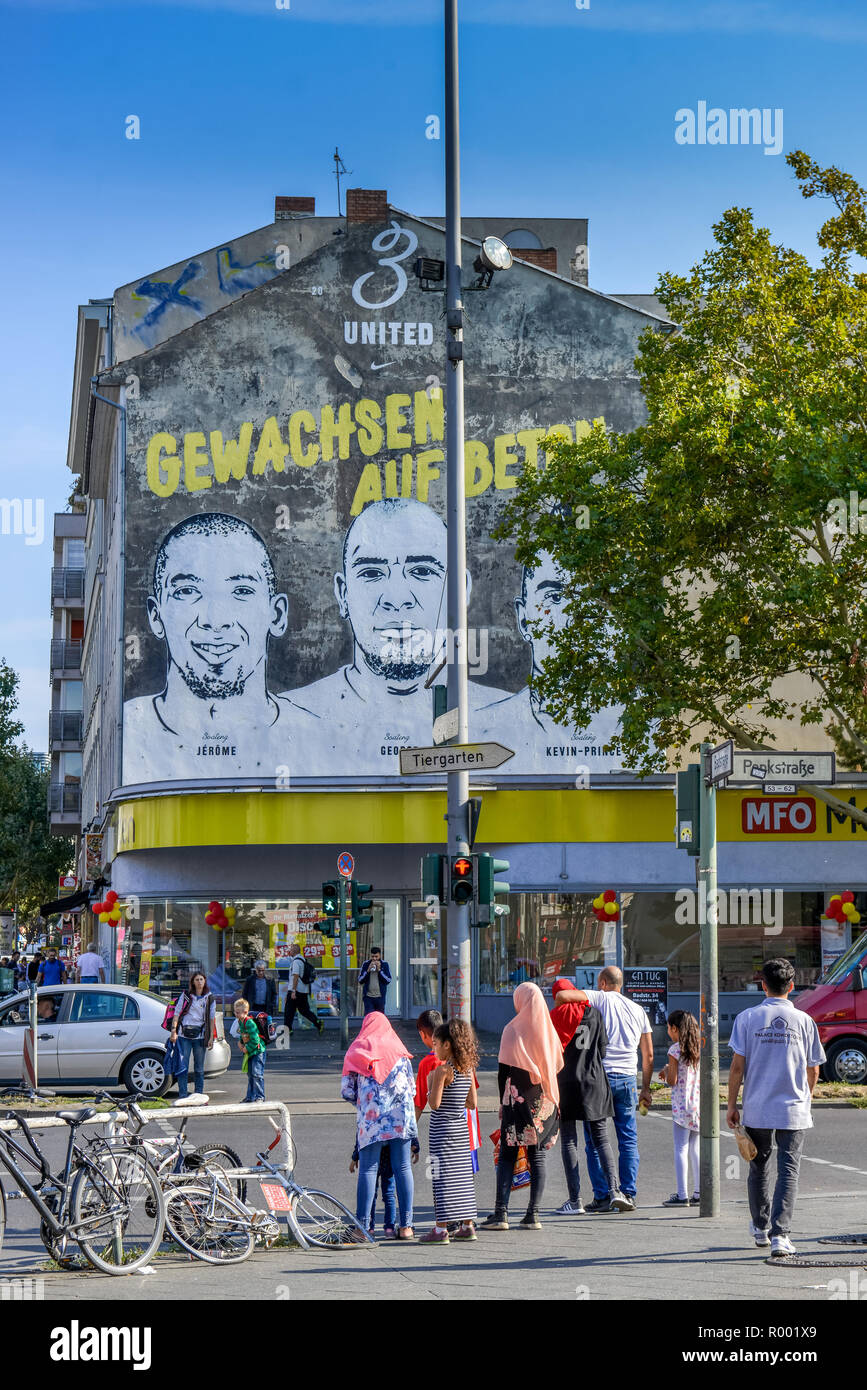 Wand Bild, Brüder Boateng, Badstraße, Pankstraße, Mineralquelle, Mitte, Berlin, Deutschland, Wandbild, Brueder Boateng, Gesundbrunnen, Mitte, Deu Stockfoto