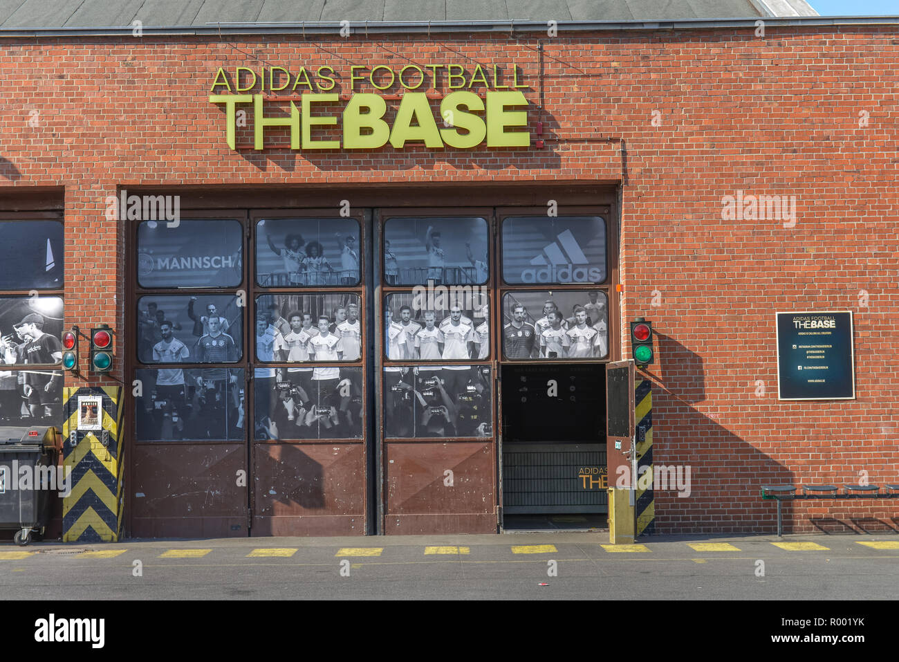 Adidas Fußball der Basis, bank Hallen, Uferstrasse, Mineralquelle, Mitte, Berlin, Deutschland, adidas Fußball der Basis, Uferhallen, Gesundbrunnen, Mitte Stockfoto