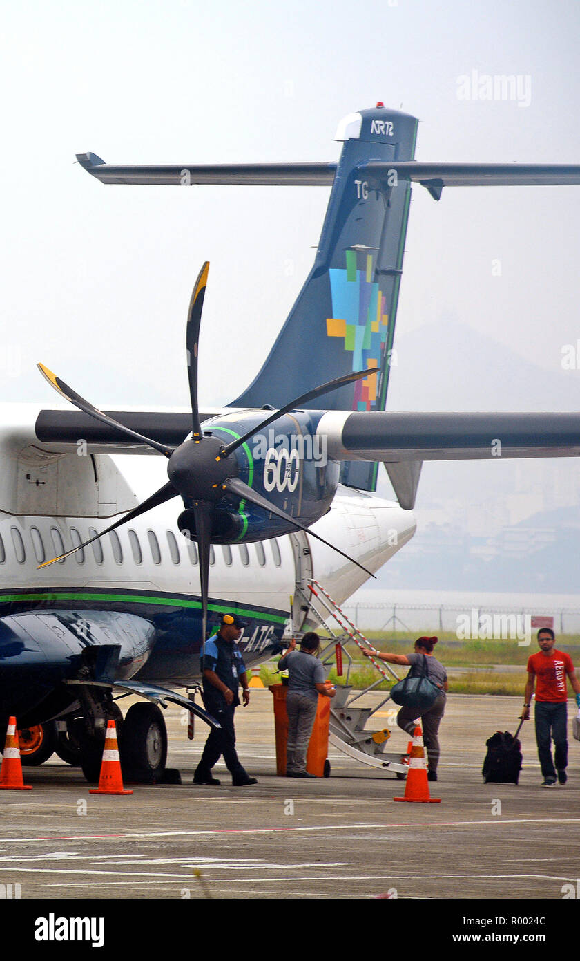 ATR 72 Flugzeug von Azul Firma in Flughafen Santos Dumont, Rio de Janeiro, Brasilien Stockfoto