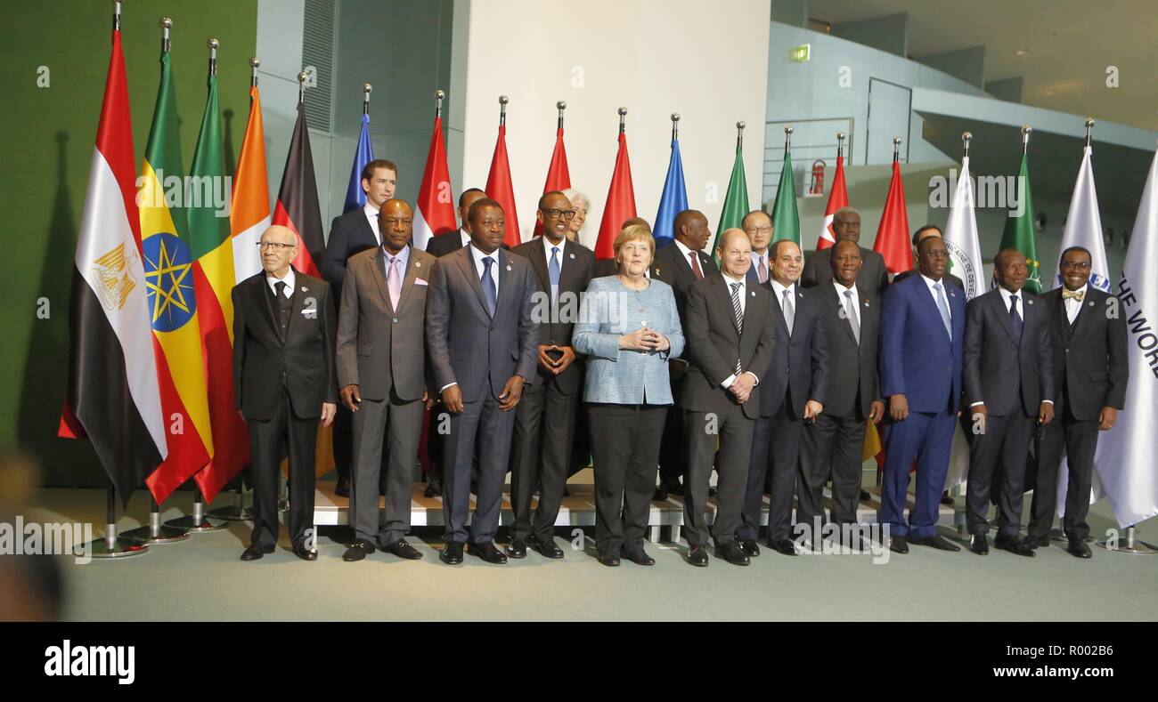 Berlin, Deutschland. 30 Okt, 2018. Berlin: Bundeskanzlerin Angela Merkel begrüßt die Staats- und Regierungschefs der Kompakt-mit-Afrika Länder der ehrenamtliche Richter des Bundeskanzleramt in Berlin (CwA). Quelle: Simone Kuhlmey/Pacific Press/Alamy leben Nachrichten Stockfoto