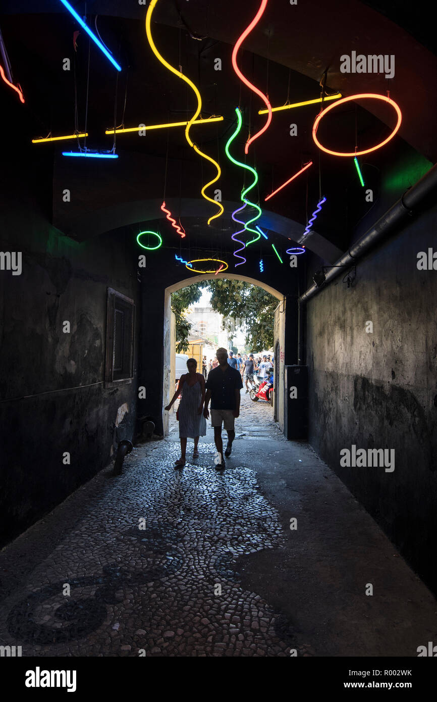 Neonlicht am Eingang zu LX Fabrik, Lissabon, Portugal. Stockfoto
