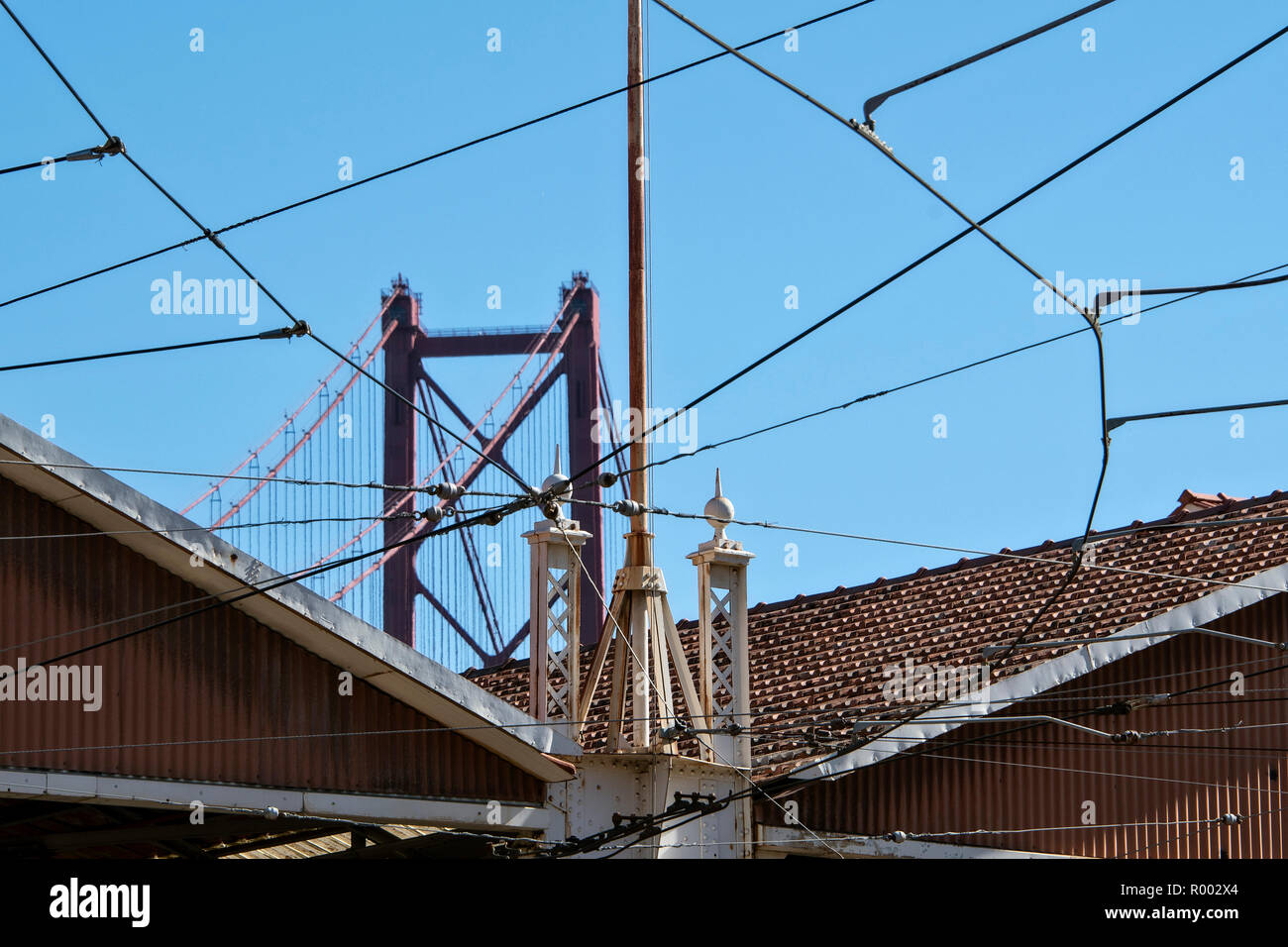 Tram Kabel und Ponte 25 de Abril Suspension Bridge, Lissabon, Portugal. Stockfoto