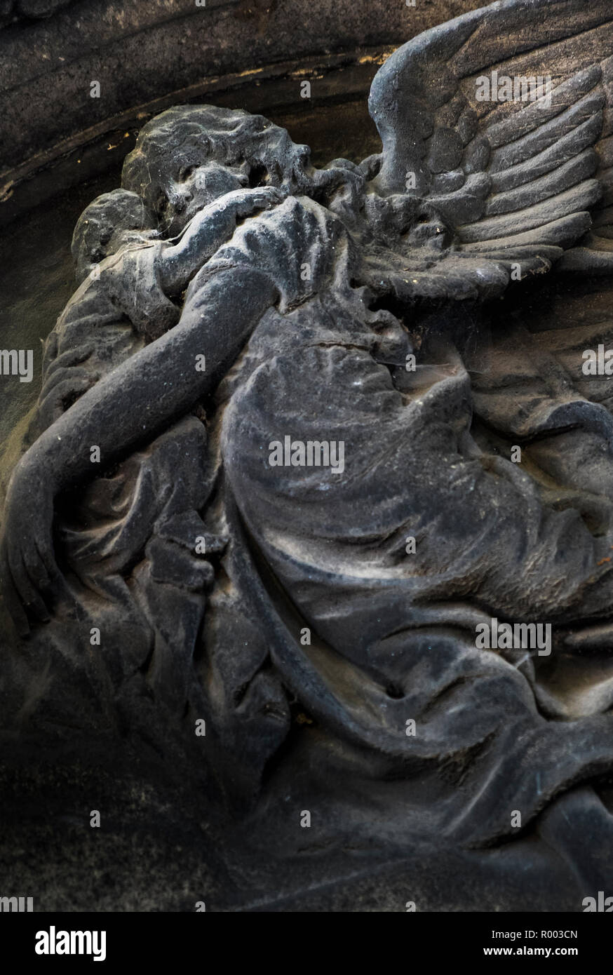 Weibliche Engel Holding ein Kind Stockfoto