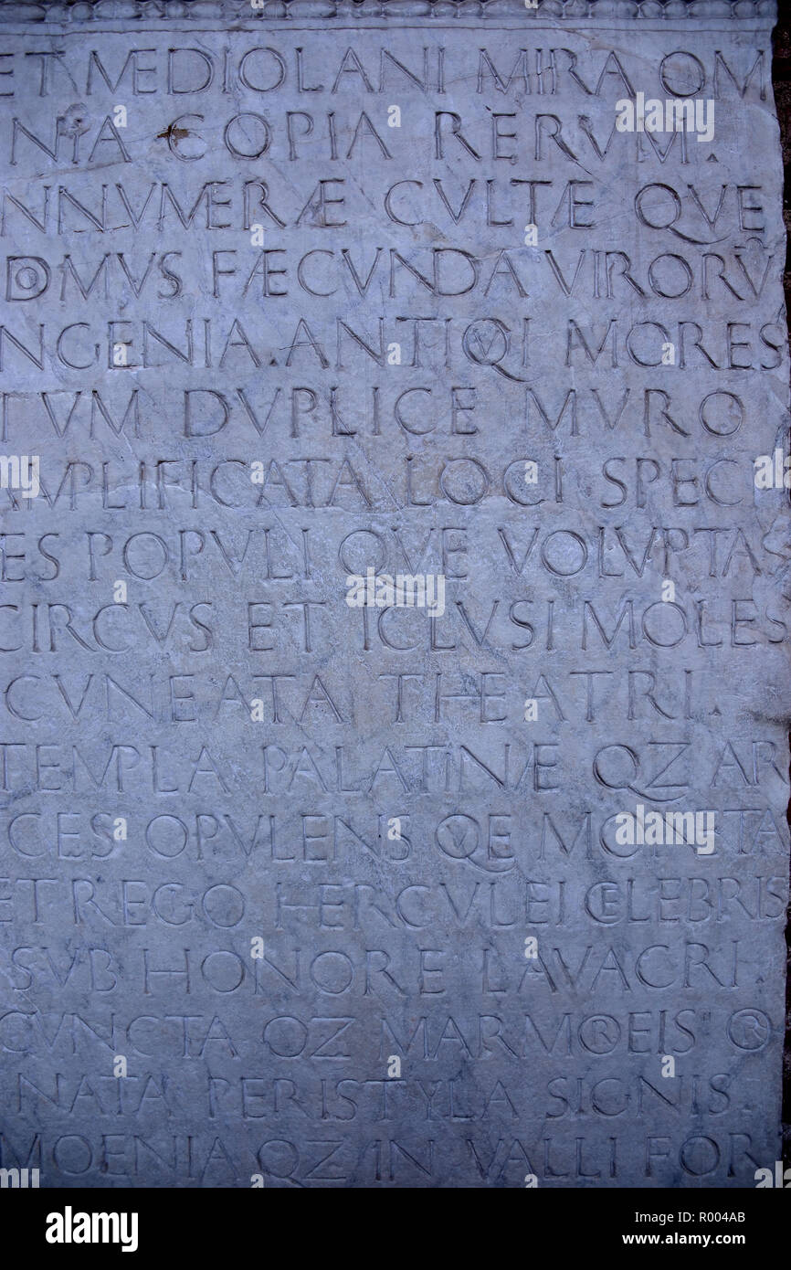 Lateinische Inschrift in Stein Wand Stockfoto