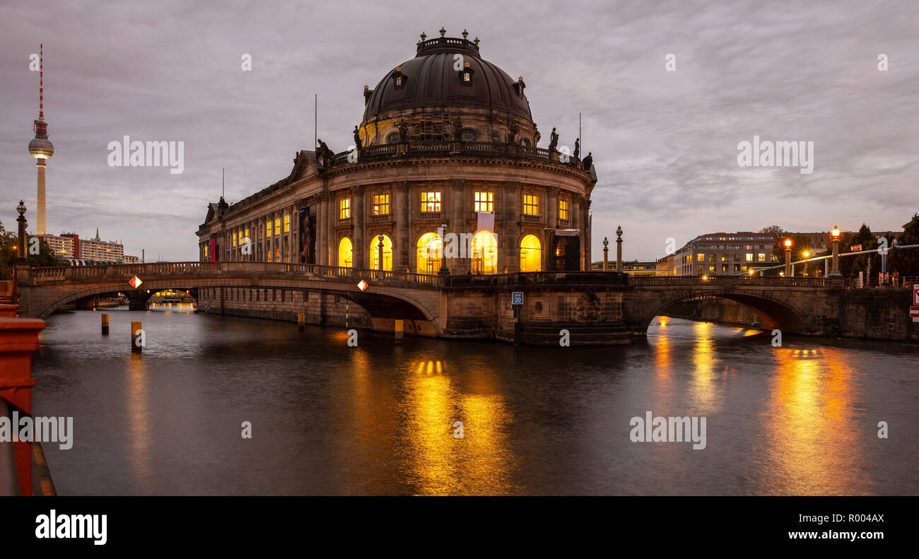 Bode Museum beleuchtet, auf der Museumsinsel in der Spree in Berlin, Deutschland, in der Nacht. Stockfoto