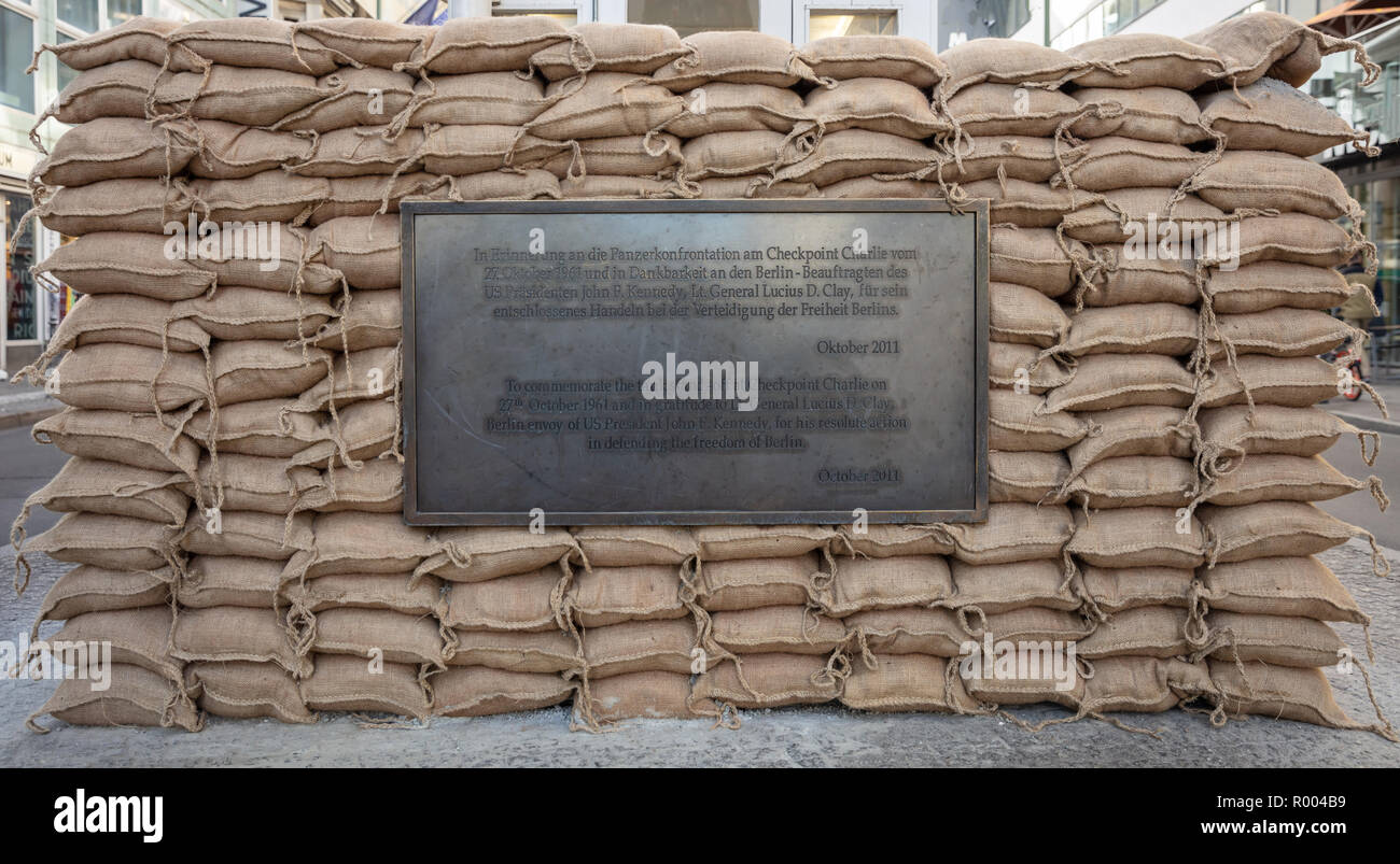 Historische Gedenktafel am Checkpoint Charlie, der Kreuzung von West nach Ost in Berlin, Deutschland. Stockfoto
