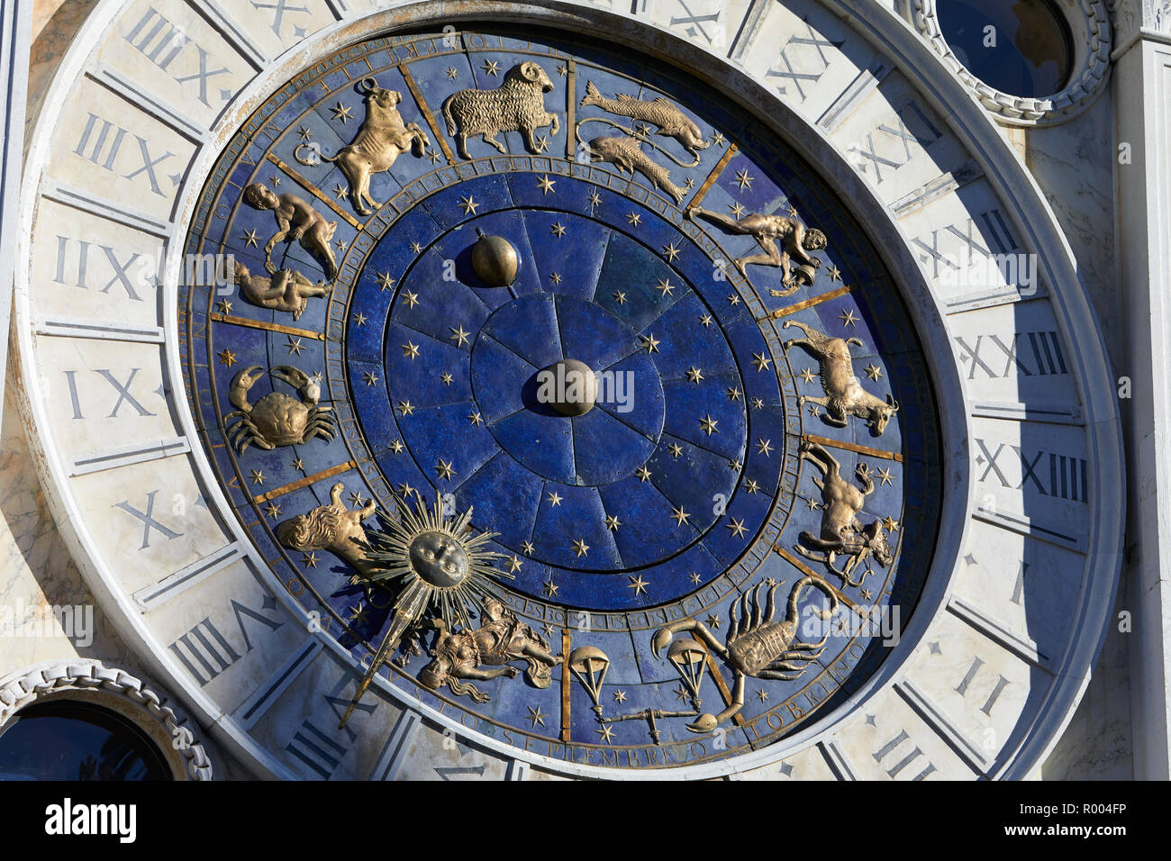Goldene Sternzeichen Astrologische Uhr, Sonnenlicht und Schatten Stockfoto