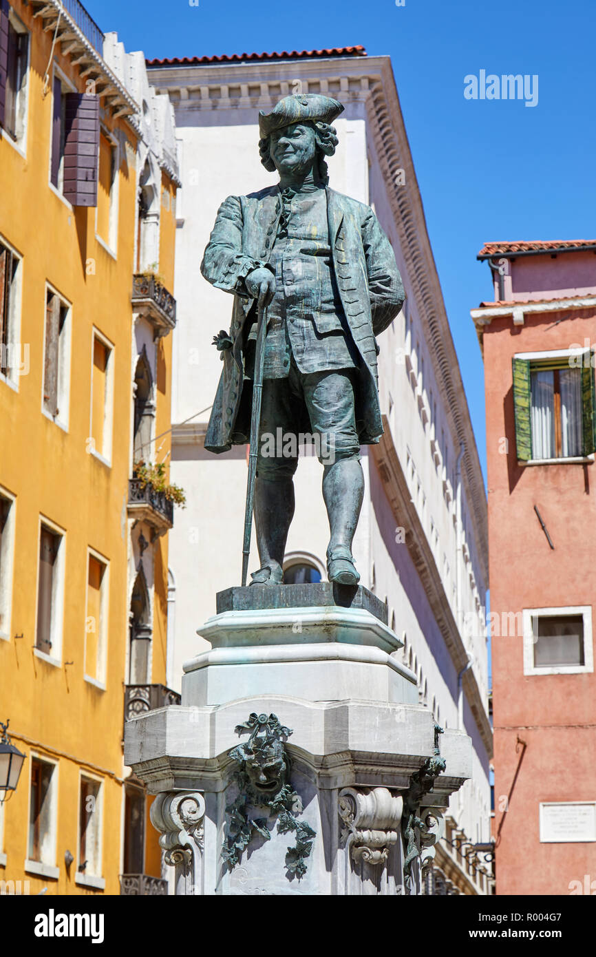 Dramatikers Carlo Goldoni Statue mit Sockel von Antonio Dal Zotto (1841-1918) in Venedig an einem sonnigen Tag, Italien Stockfoto