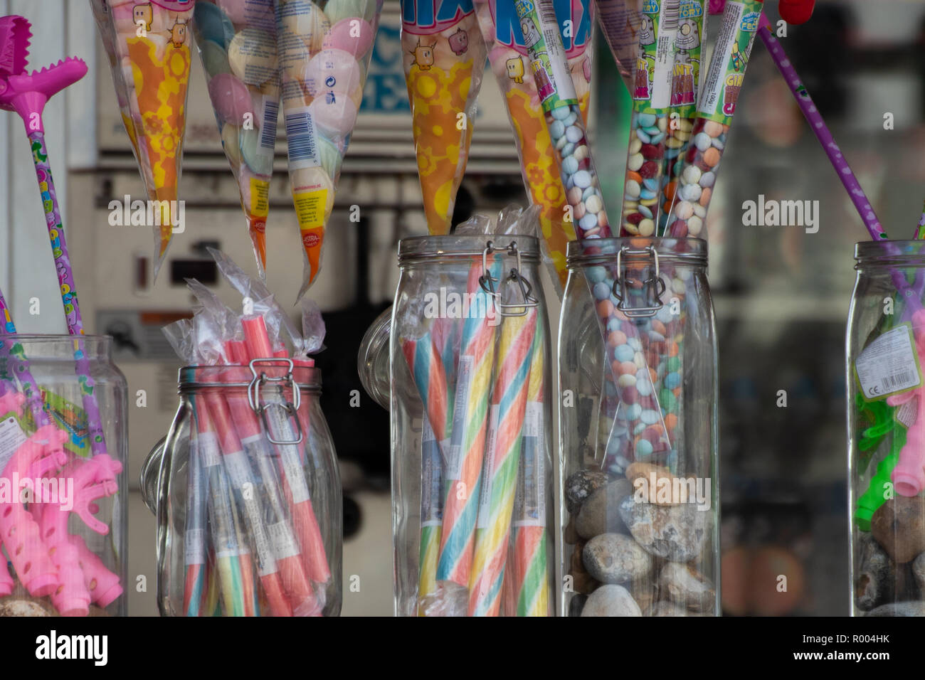 Verschiedene Seaside-Sticks von Rock und Süßigkeiten zum Verkauf in Töpfen am Strand Stockfoto