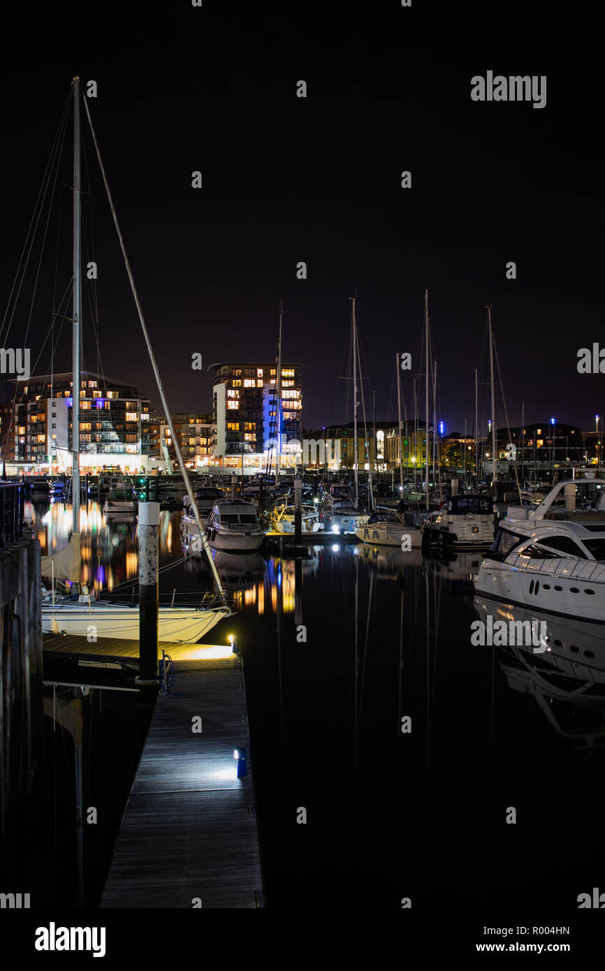 Ocean Village Marina bei Nacht mit Segelbooten und Yachten geboren Stockfoto