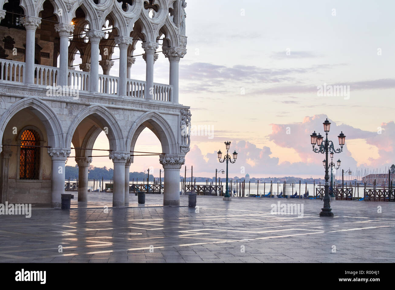 Markusplatz in Venedig mit rosa Himmel und Lagune am frühen Morgen, Italien Stockfoto