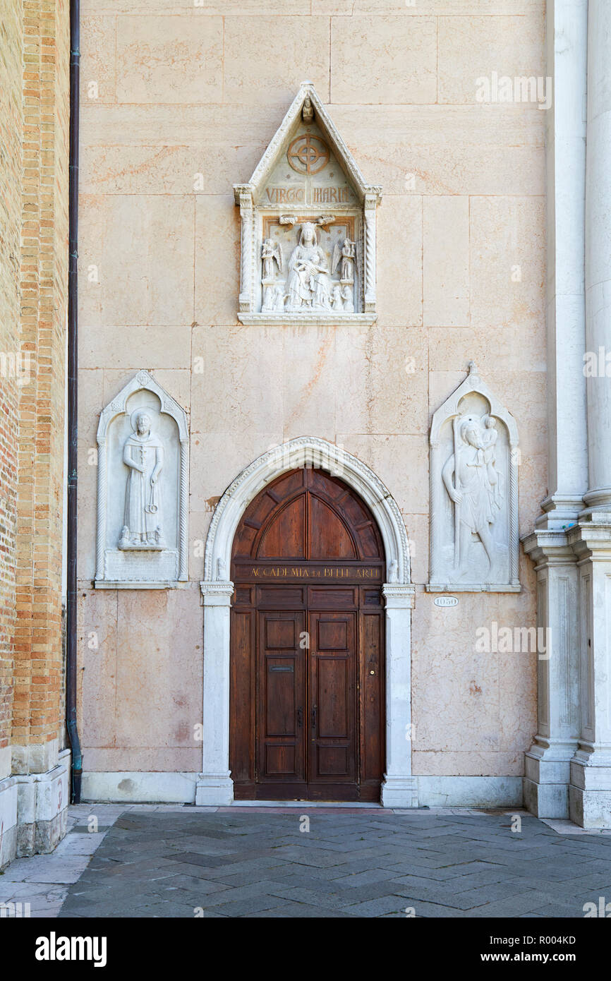 Venedig, Akademie der Bildenden Künste alte Gebäude mit Skulpturen und Holz- Portal in Italien Stockfoto