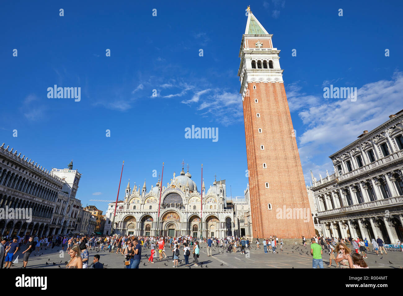 Venedig, Italien, 12. AUGUST 2017: San Marco Platz, Basilika Fassade, den Glockenturm und die Masse der Leute und Touristen, blauer Himmel an einem sonnigen Sommertag in Ita Stockfoto