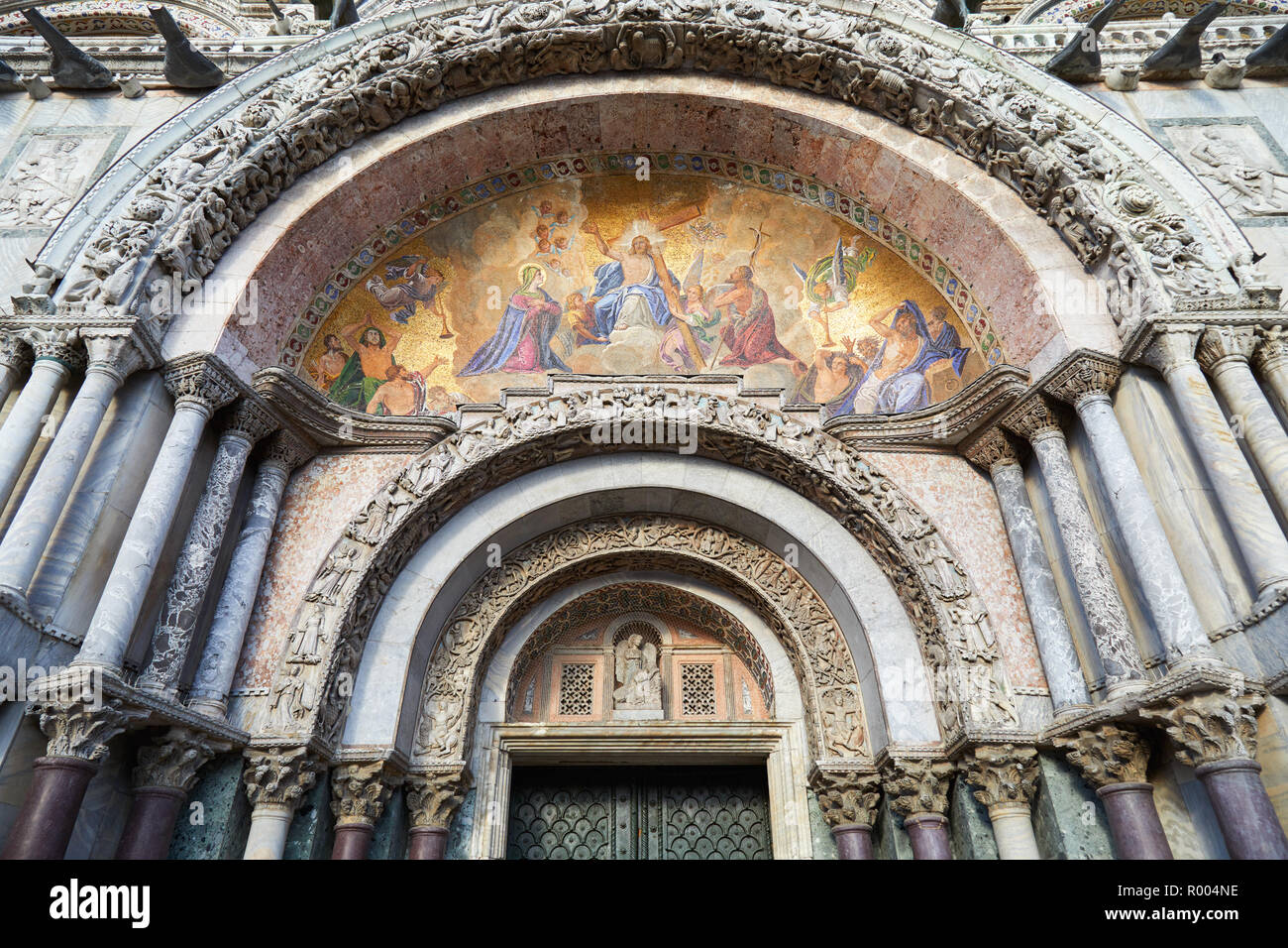 Der heilige Markus Basilika Fassade details mit goldenen, bunten Mosaiken, Marmorsäulen und Skulpturen in Venedig, Italien Stockfoto