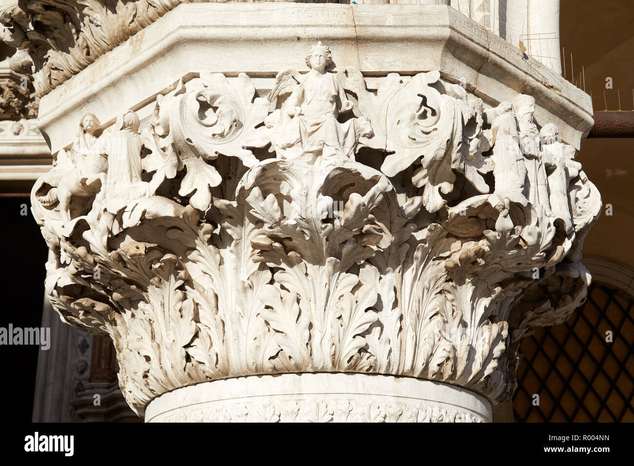 Venedig, weiße Hauptstadt Skulptur mit Engel und Figuren von dogenpalast an einem sonnigen Tag Stockfoto