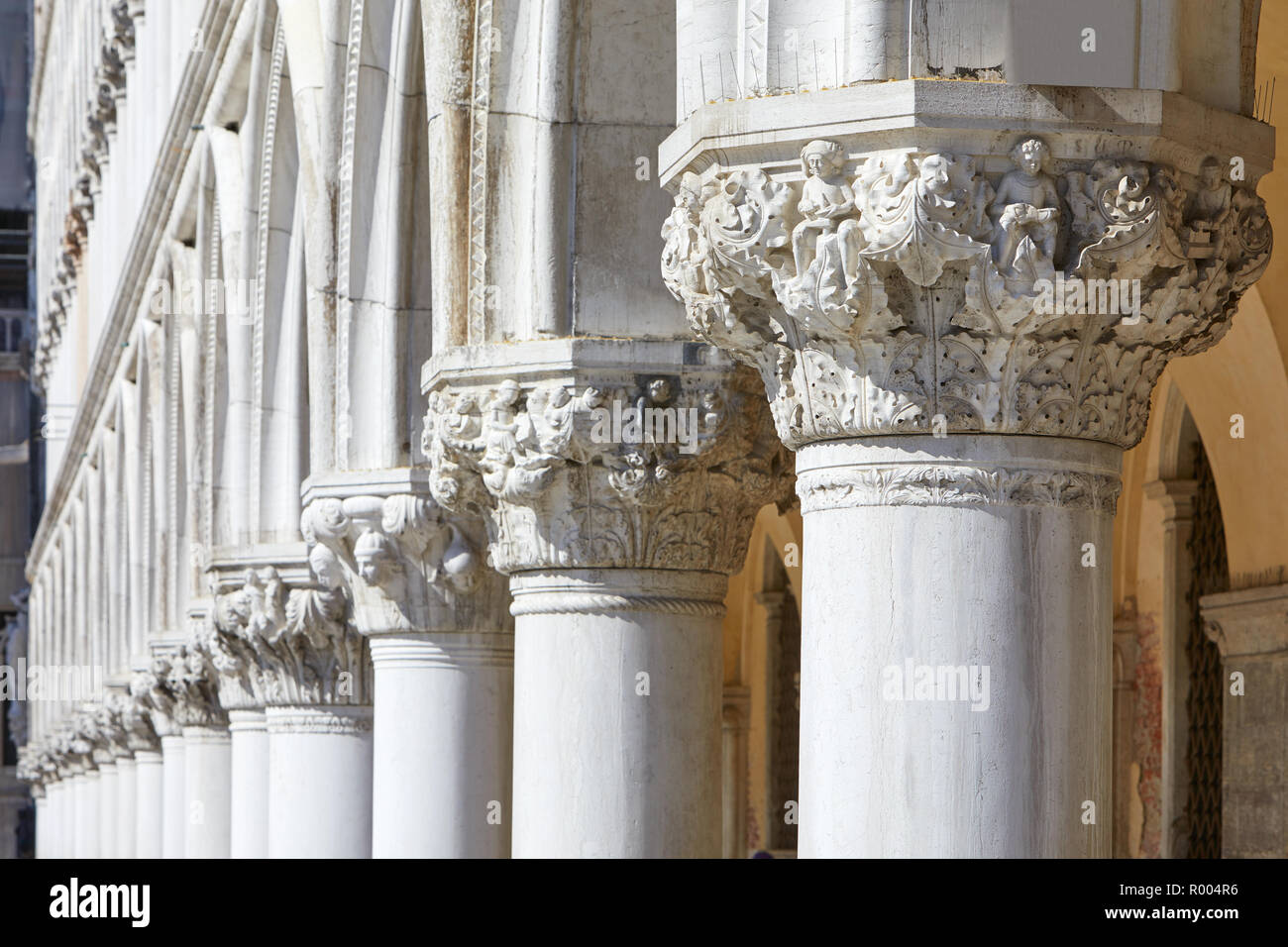 Venedig, weiße Hauptstadt Skulpturen der Dogenpalast kolonnade an einem sonnigen Tag Stockfoto
