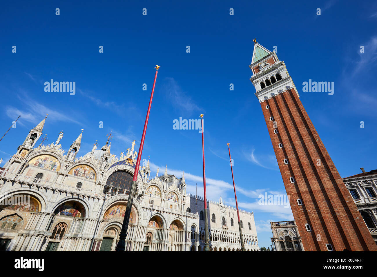 San Marco Basilika Fassade Low Angle View und Campanile in einem sonnigen Sommertag in Italien Stockfoto