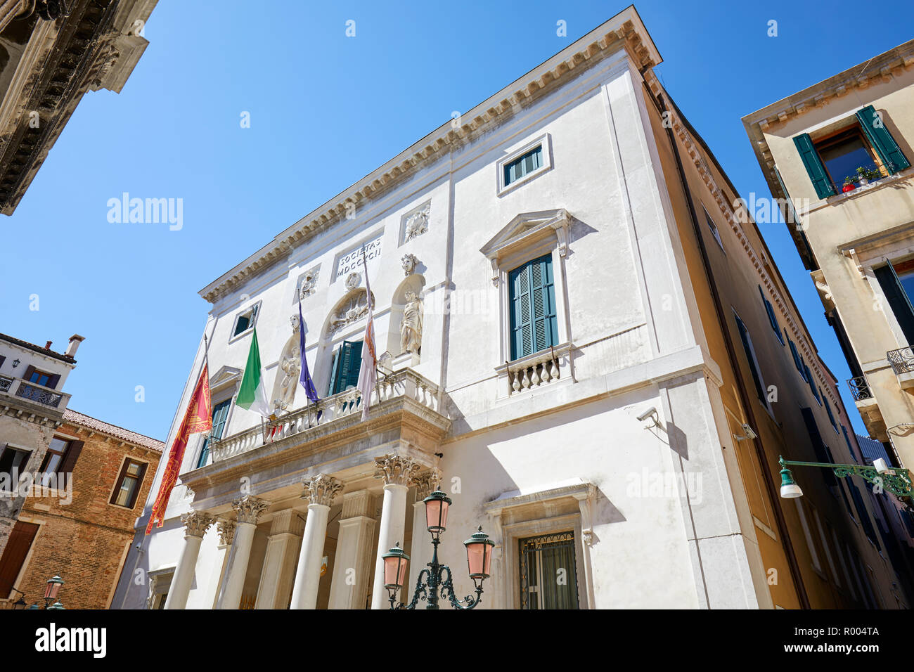 Venedig, Italien - 14 AUGUST 2017: Teatro La Fenice Fassade Weitwinkelaufnahme an einem sonnigen Sommertag, Clear blue sky in Venedig, Italien Stockfoto