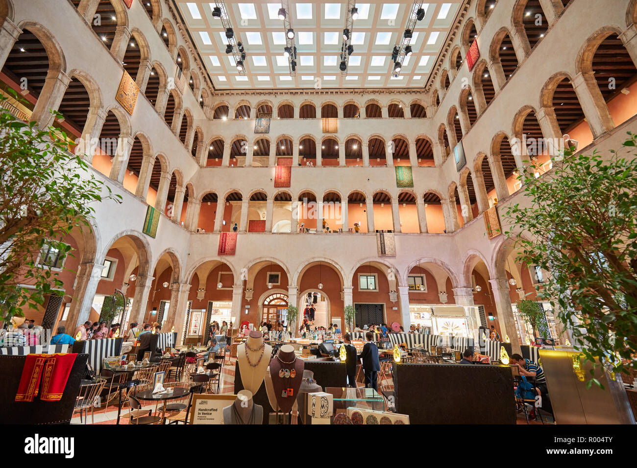 Venedig, Italien - 15 AUGUST 2017: Fondaco dei Tedeschi, Luxus Kaufhaus Innenraum, Low Angle View mit Menschen und Touristen Stockfoto