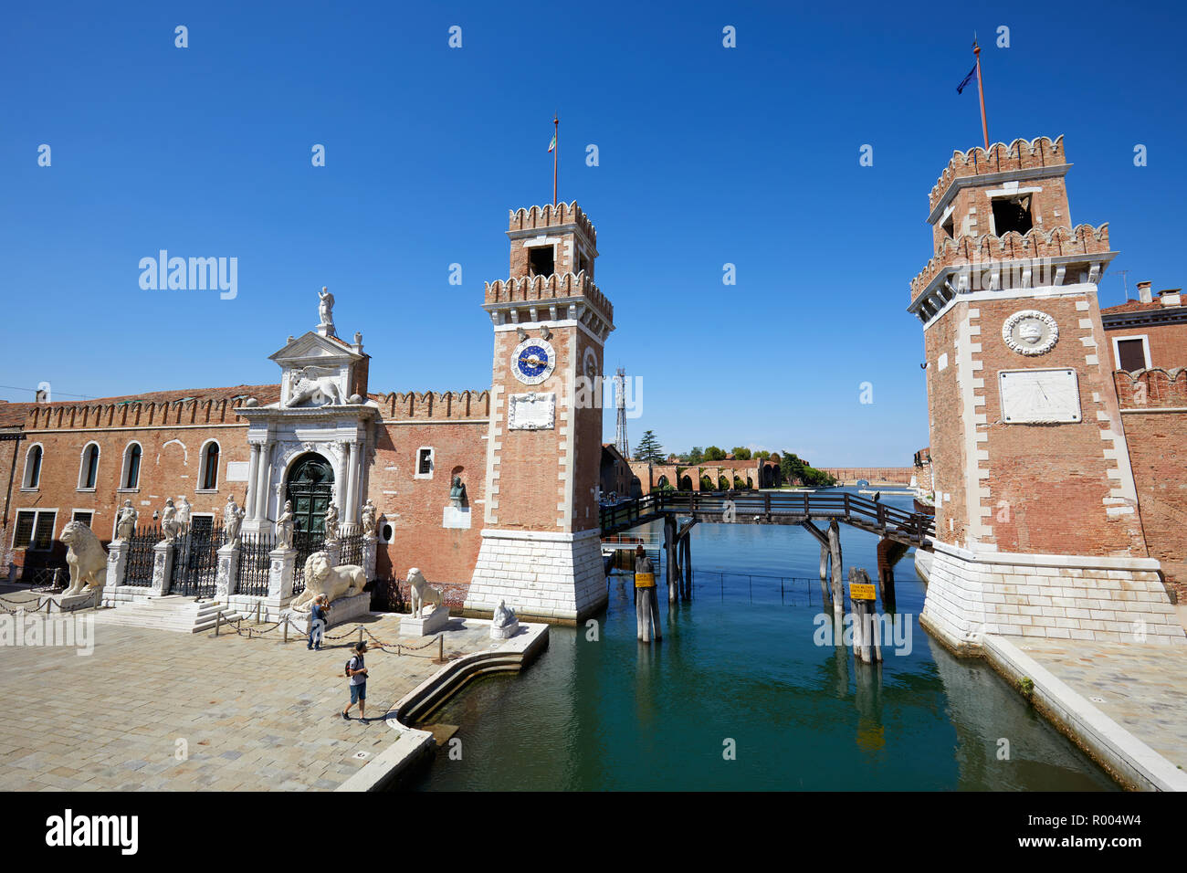 Venedig, Italien - 15 AUGUST 2017: Venezianische Arsenal an einem sonnigen Sommertag mit Menschen in Venedig, Italien Stockfoto