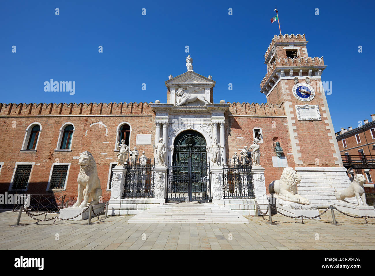 Venezianische Arsenal Eingang mit weißen Statuen in einem sonnigen Sommertag in Venedig, Italien Stockfoto