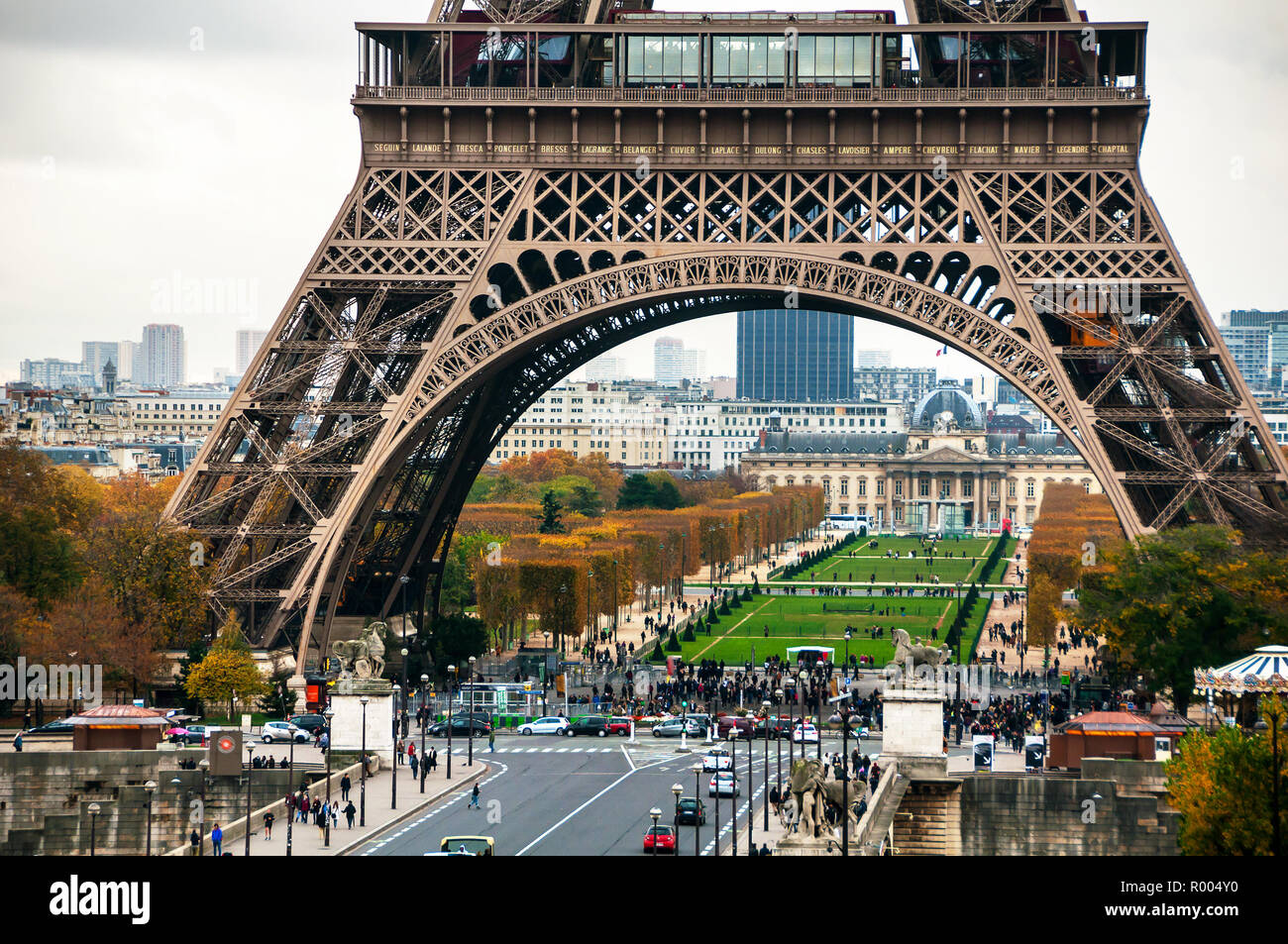 Paris, Frankreich. In der Nähe von Eiffelturm und Champ de Mars mit Menschen und Autos während der bewölkten Tag in Paris. Es meistbesuchte Monument bezahlt Stockfoto