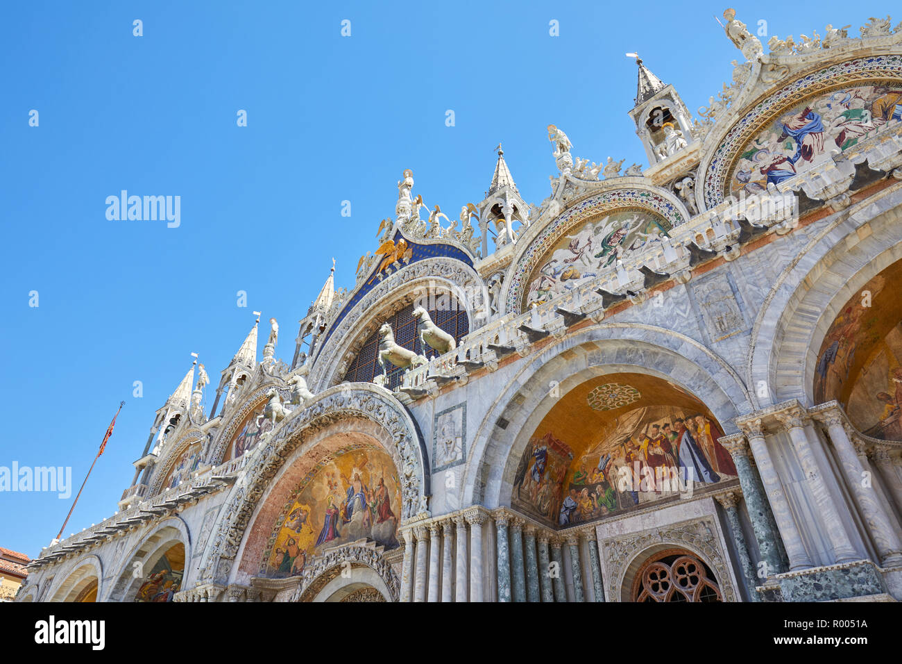 Saint Marck Basilika Fassade Low Angle View mit Mosaiken in Venedig, blauer Himmel an einem sonnigen Tag in Italien Stockfoto