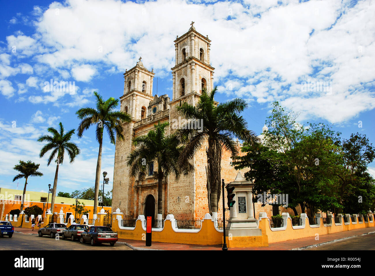 Valladolid, Mexiko. Kathedrale de San Servasio während des Tages in der Stadt Valladolid in Yucatan, Mexiko. Bewölkter Himmel Stockfoto