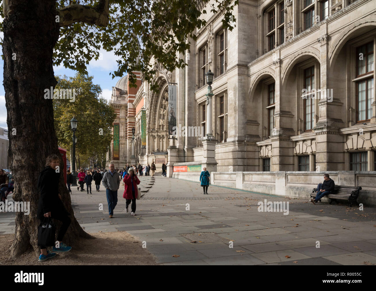 London, Brompton Road, V&A Museum, Bürgersteig, Oktober Stockfoto