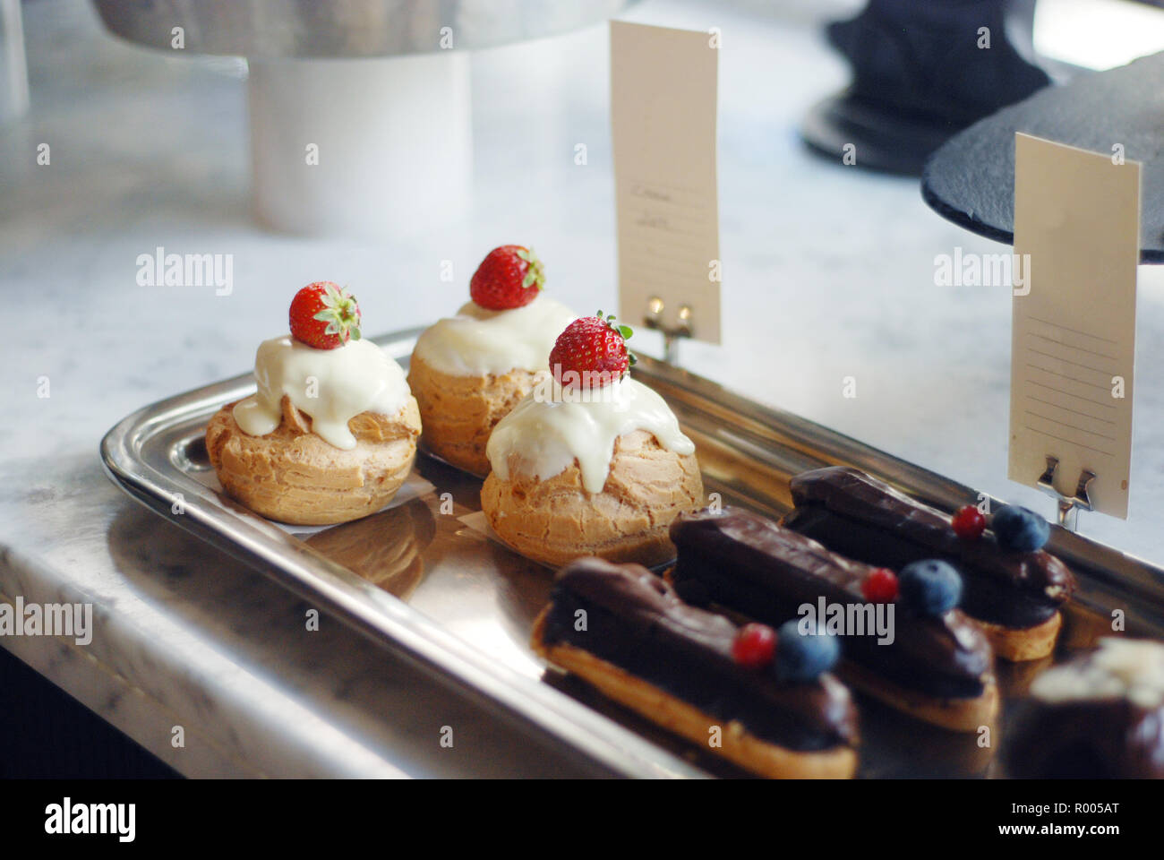 Süße Desserts und Kuchen in einer Vitrine aus einem Cafe Stockfoto