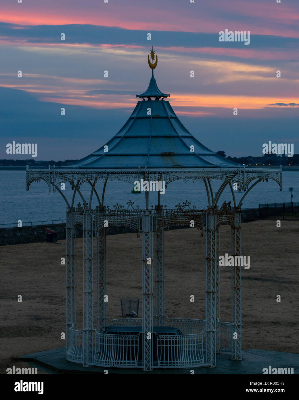 Southsea viktorianischen Musikpavillon Dach mit Stern und Halbmond Crest bei Sonnenuntergang in Fareham Stockfoto