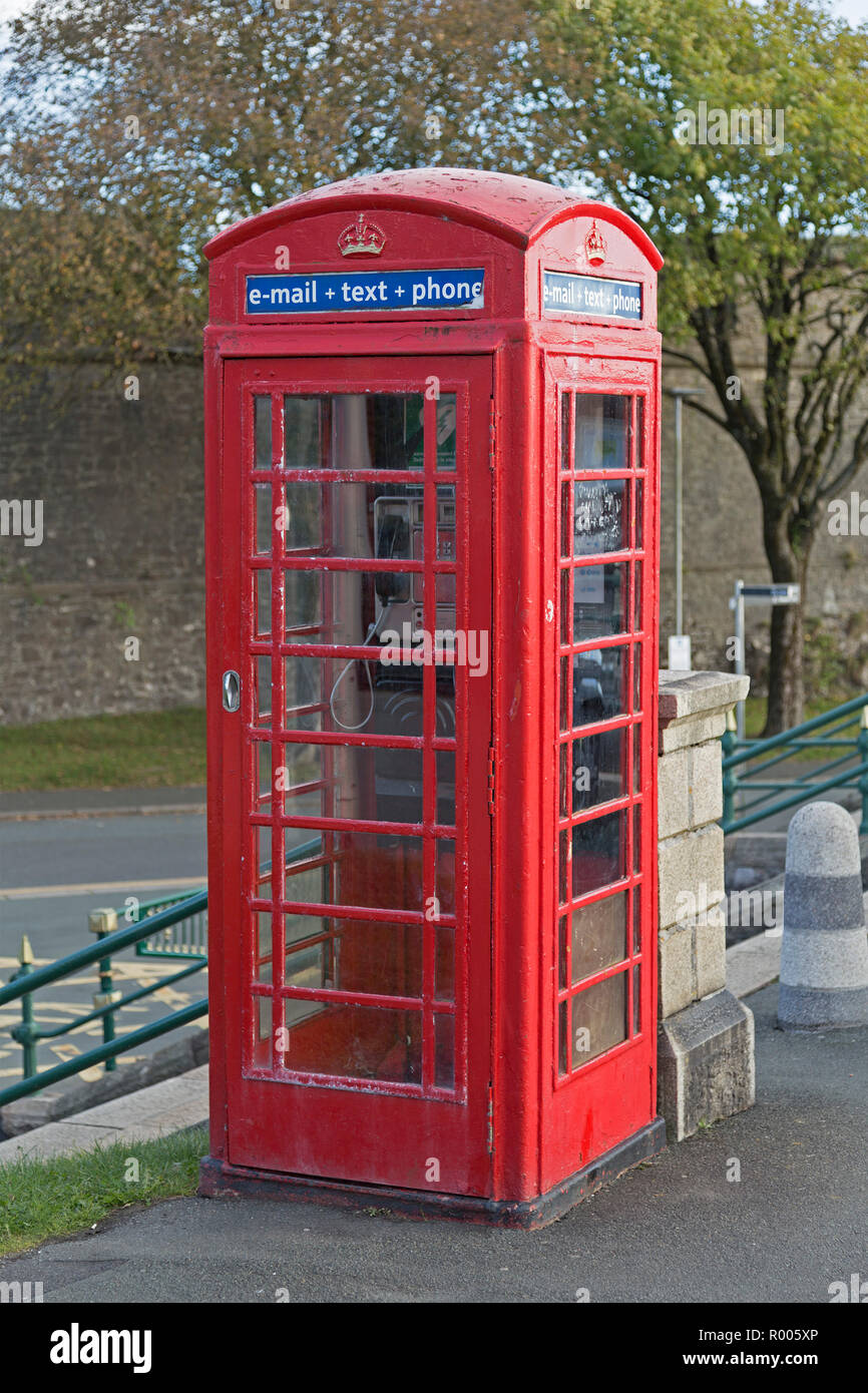 Traditionelle Telefonzelle, Plymouth, Devon, England, Großbritannien Stockfoto
