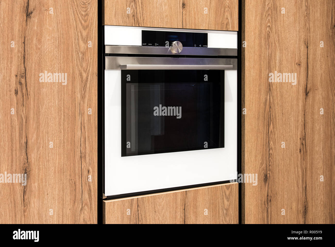 In der modernen Ofen mit geschlossenen Glas Tür in Holz- Schränke in der Nähe zu sehen, gebaut Stockfoto