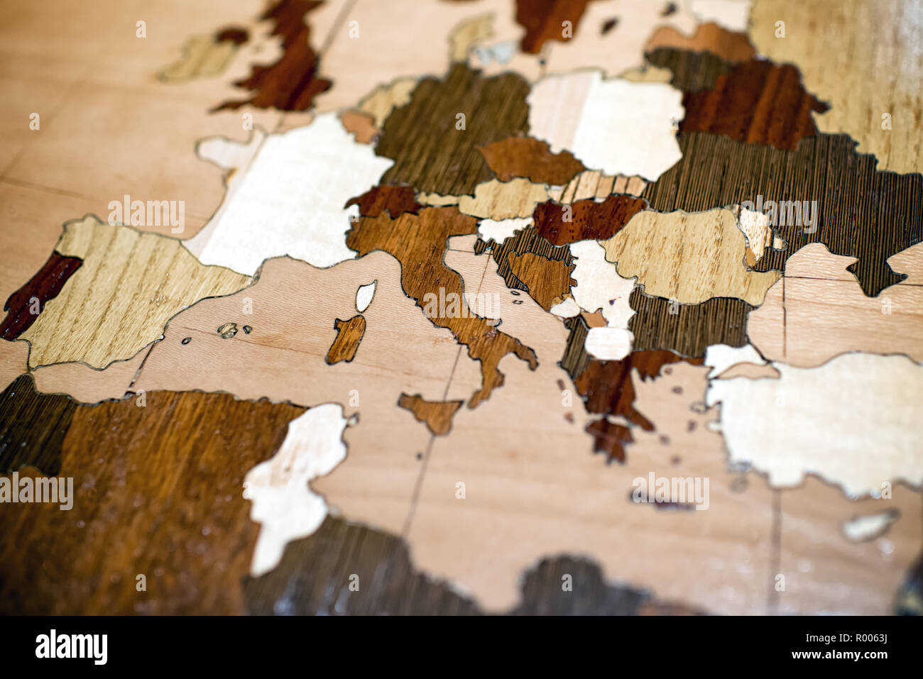 Einlegearbeiten aus Holz- Karte, die die europäischen Länder in eine Vielzahl von farbigen Holz in einem schrägen Winkel Hintergrund Stockfoto