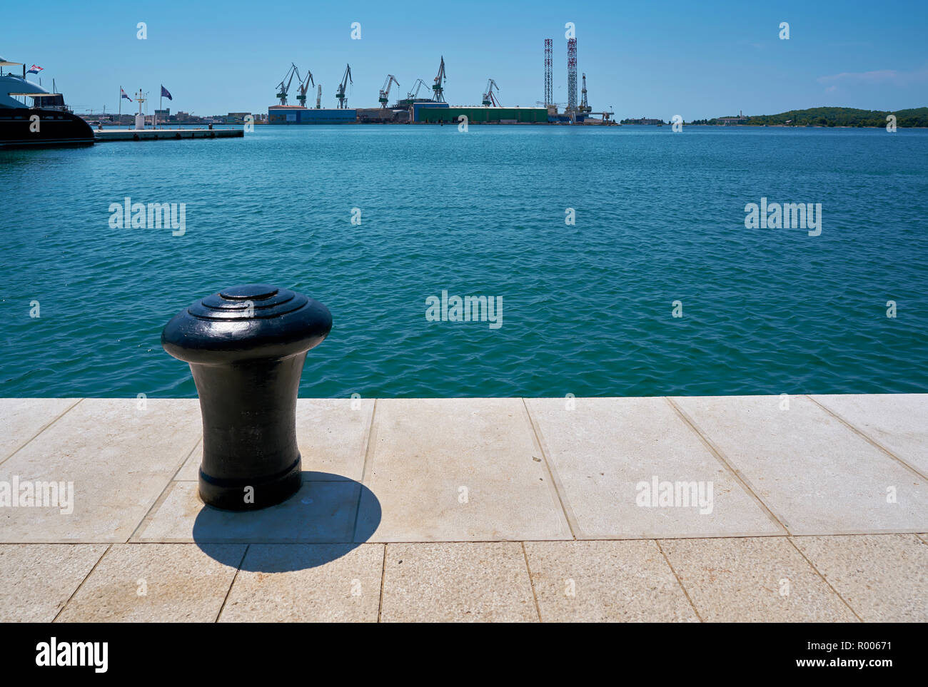 Poller im Hafen von Pula in Kroatien Stockfoto