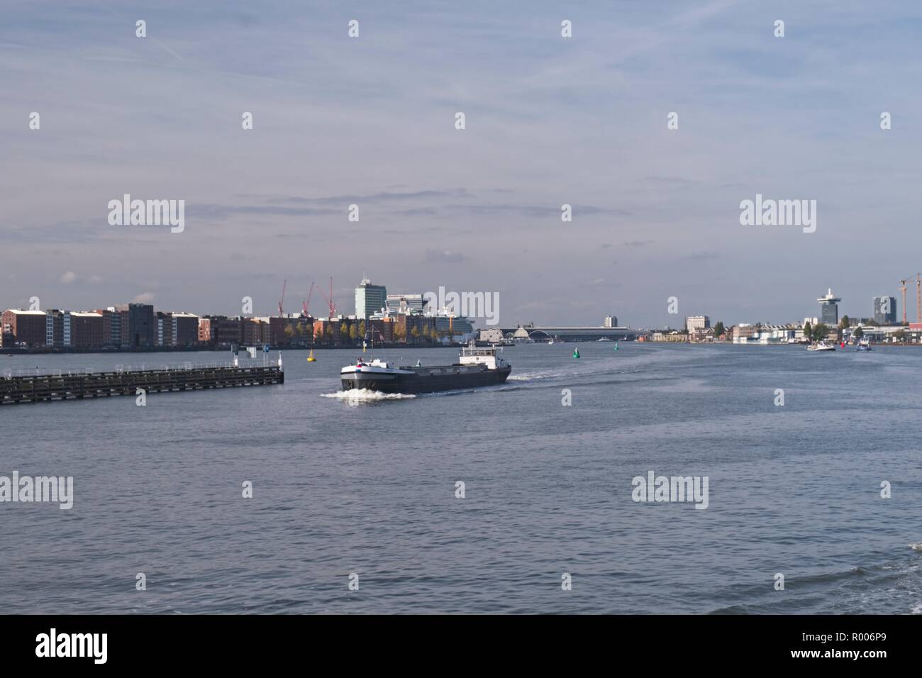 Kommerzielle BINNENSCHIFFAHRT ANNÄHERUNG AN AMSTERDAM DIE NIEDERLANDE AUS DEM INLAND Stockfoto