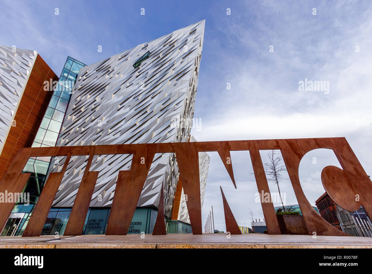 BELFAST, Nordirland - Feb 9, 2014: Titanic Belfast Besucher Attraktion und ein Denkmal. Stockfoto