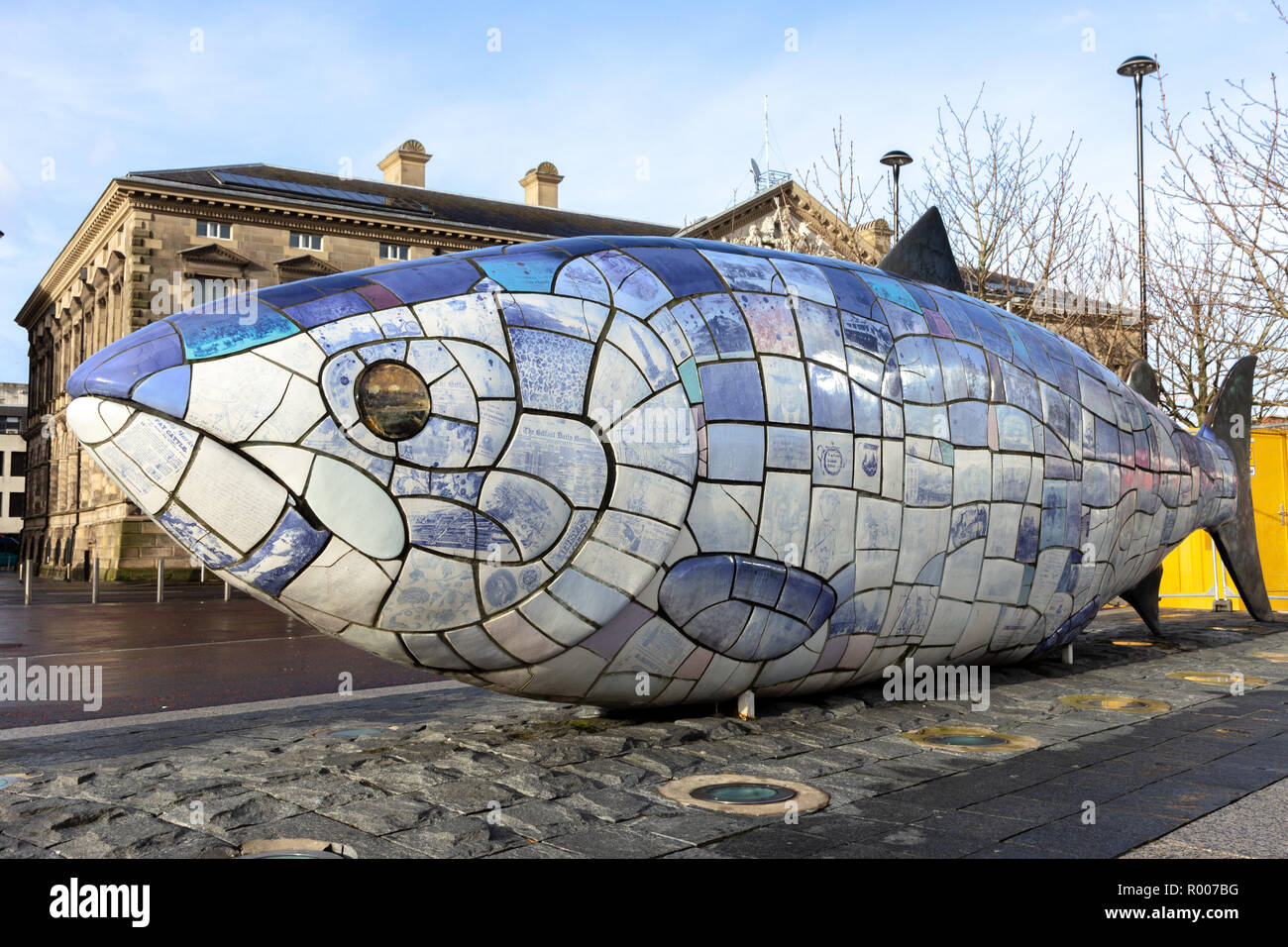 BELFAST, Nordirland - 9. Februar 2014: The Big Fish Skulptur in Belfast, Nordirland. Die Skulptur ist im Jahr 1999 gebaut und ein bekannter werden Stockfoto