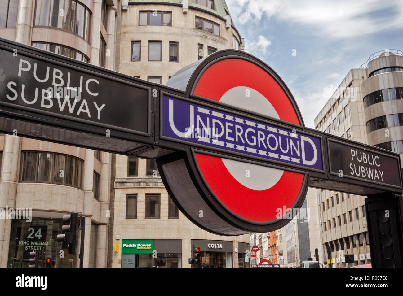 LONDON, Jul 2, 2015: U-Bahnstation in London. Die Londoner U-Bahn ist die älteste U-Bahn der Welt, 402 km von Trac Stockfoto