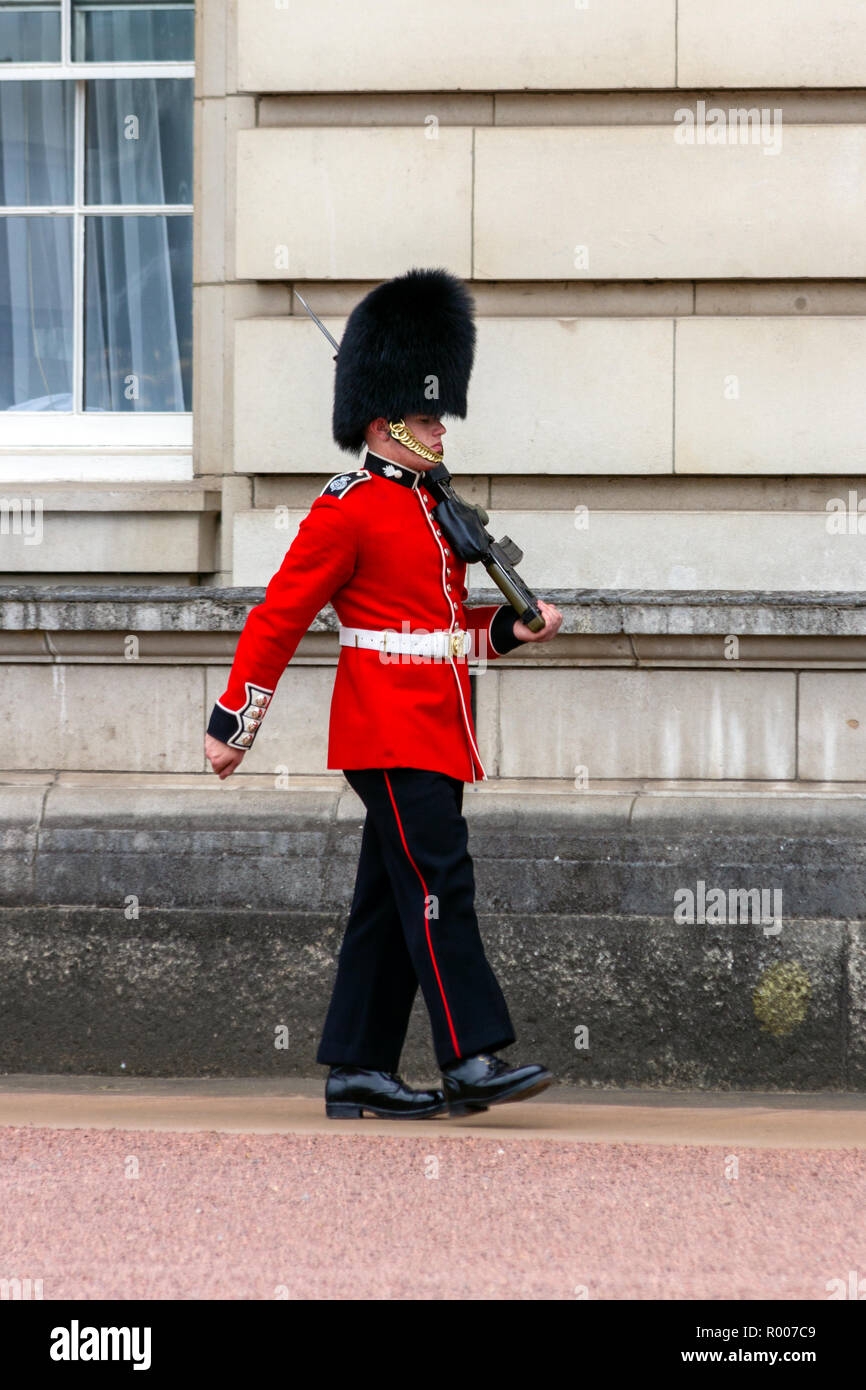 LONDON - Apr 1, 2015: Queens Guard vor dem Buckingham Palace in London. Stockfoto