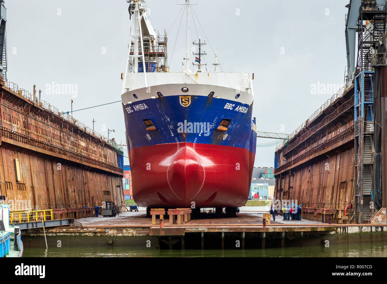 ROTTERDAM, Niederlande - Sep 5, 2015: Arbeiter Dock bei der Arbeit auf einem Schiff Rumpf in einem Schiff reparieren Trockendock. Stockfoto