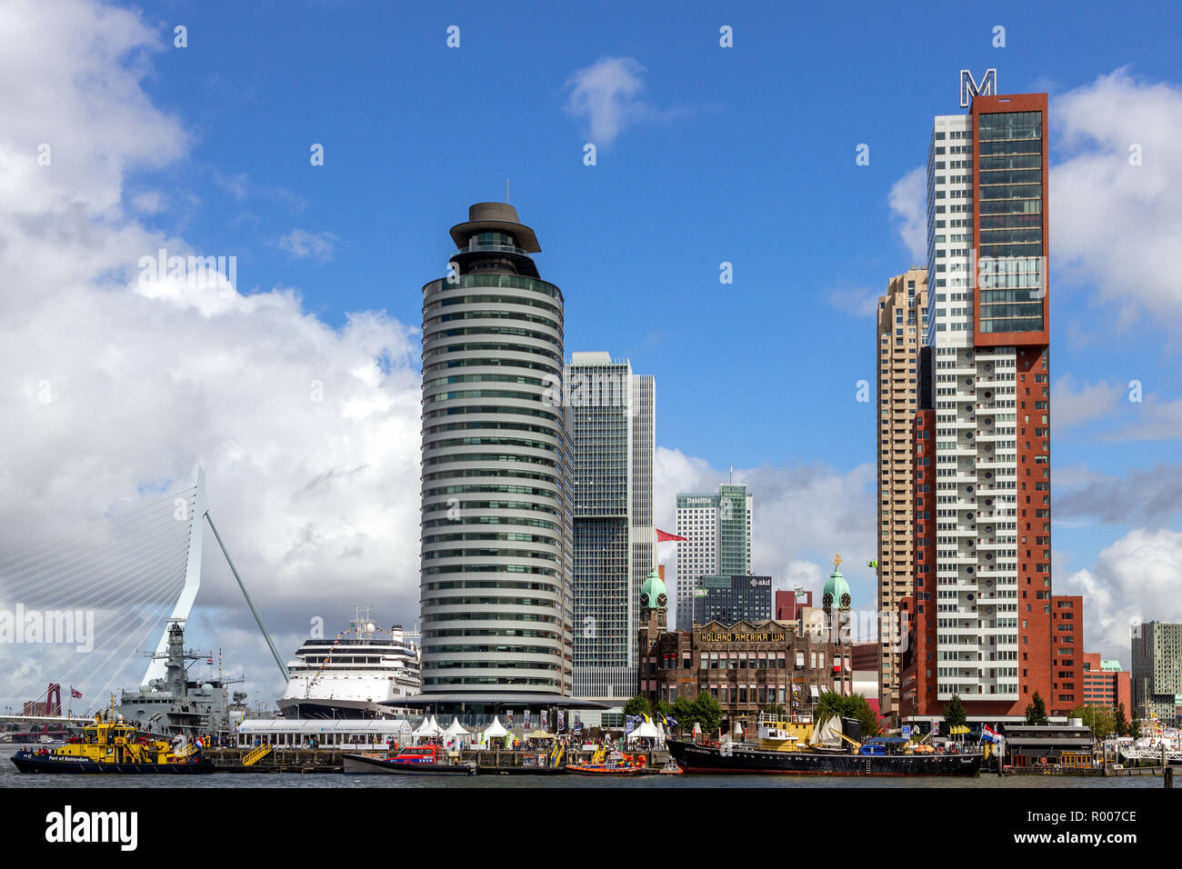 ROTTERDAM - Sep 5, 2015: Blick auf Rotterdam city Hochhaus und der Erasmus Brücke im Kop van Zuid neighorhood während der Welt Hafen Tage. Stockfoto