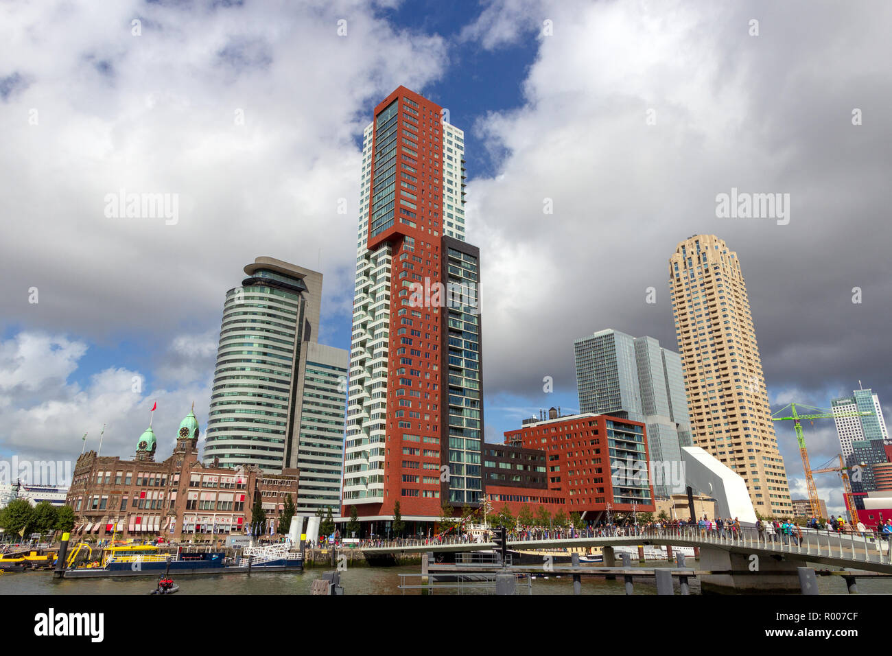 ROTTERDAM - Sep 5, 2015: Blick auf Rotterdam city Hochhaus in der Kop van Zuid neighorhood während der Welt Hafen Tage. Stockfoto