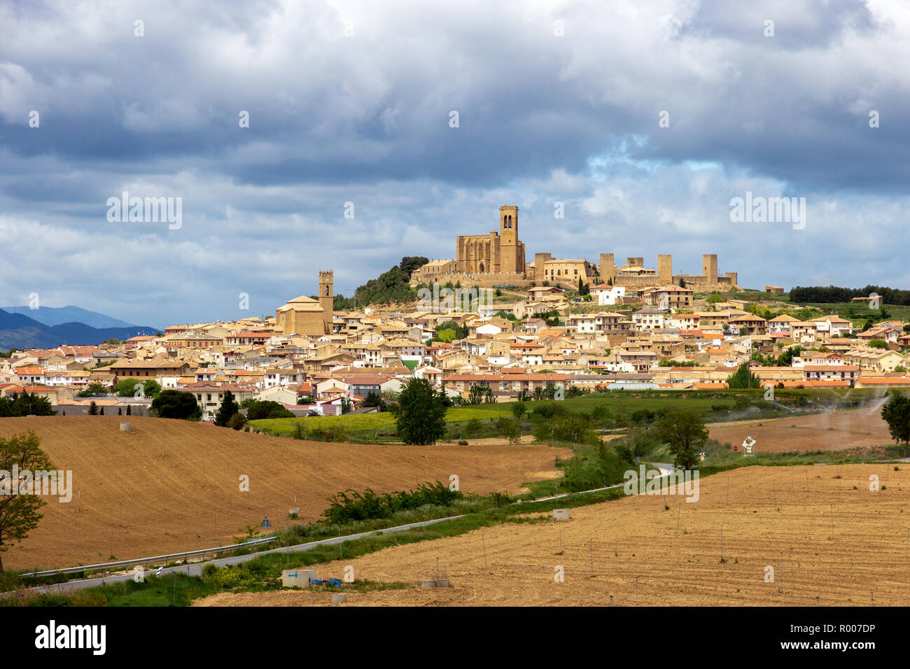Malerischer Blick auf Artajona Stadt. Navarra, Spanien Stockfoto