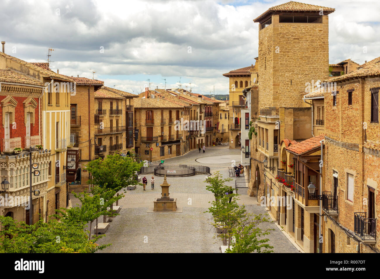 Main Street in der Spanischen mittelalterlichen Dorf von Olite, Navarra, Spanien Stockfoto