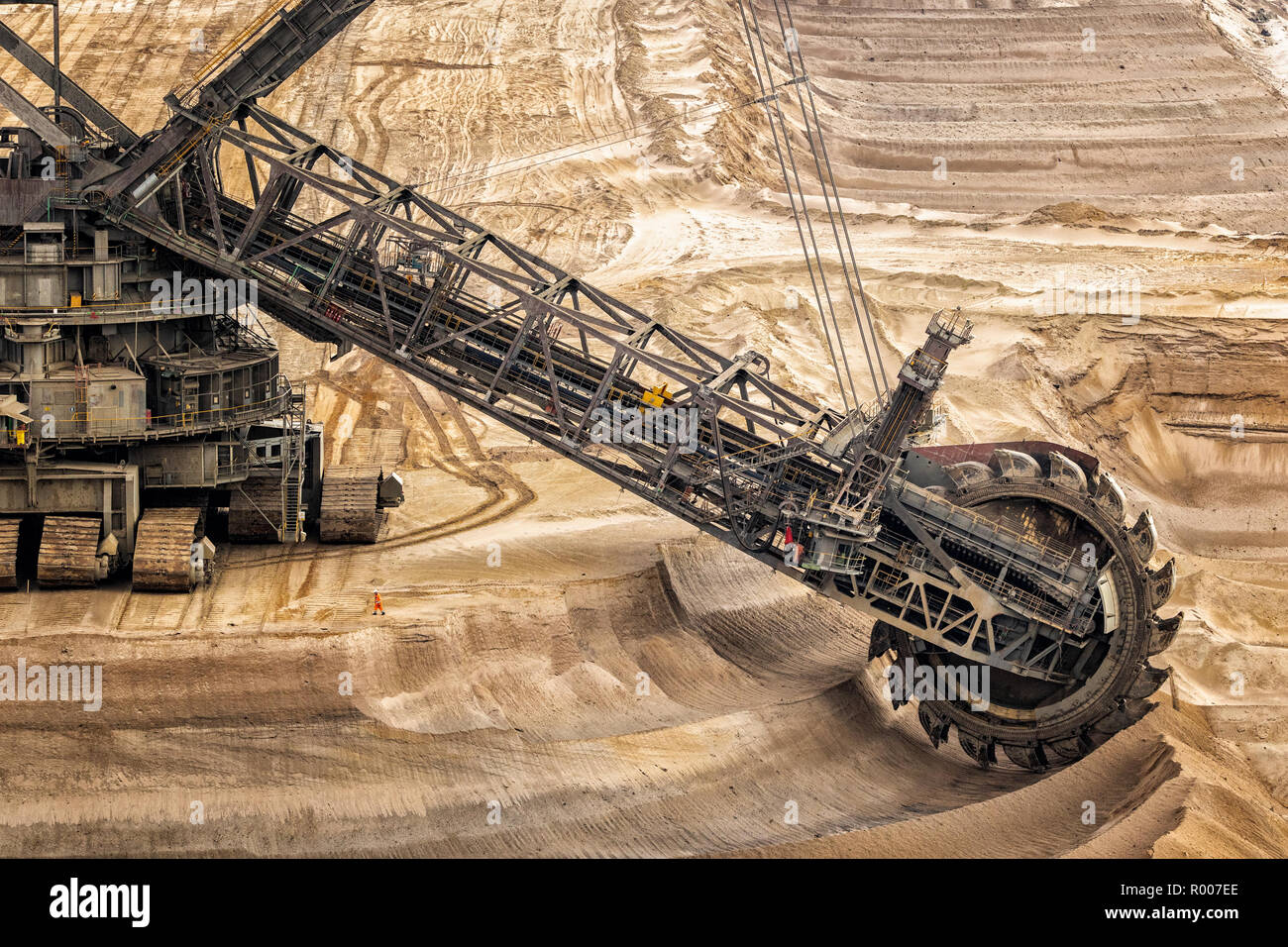 Große Schaufelradbagger Bergbau Maschine bei der Arbeit in einem Braunkohle Tagebau. Stockfoto